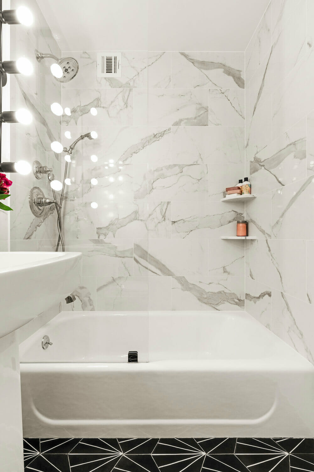 Image of a bathtub with Calacatta marble walls